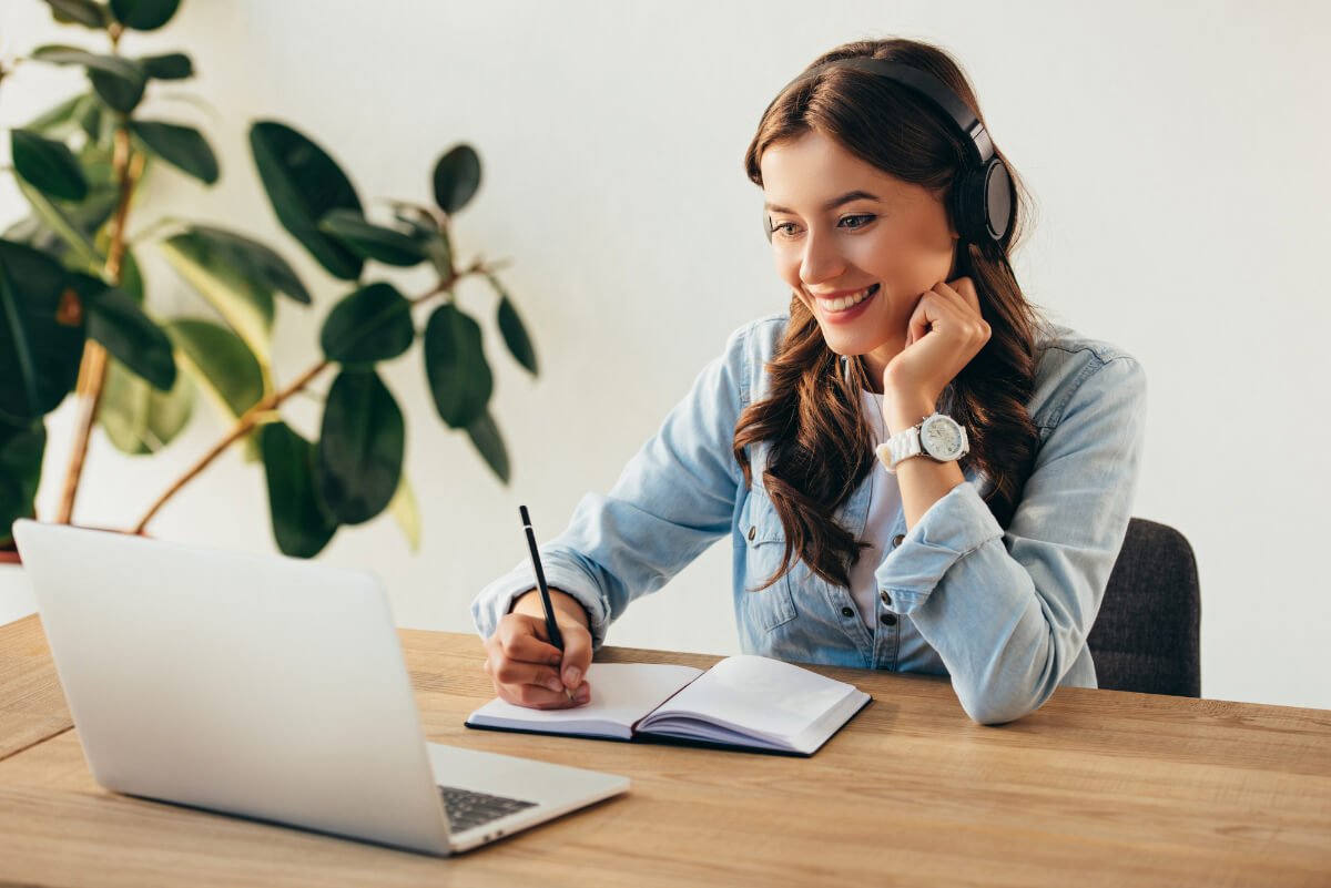 side hustles canada - woman sitting behind laptop